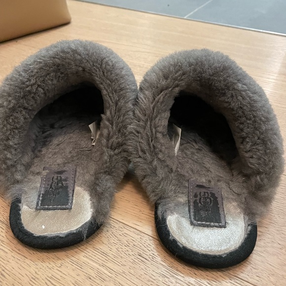 Ugg Scuffette II Slippers in Black/Gray - Picture 6 of 7